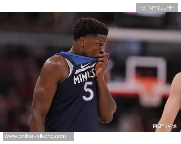 爱德华兹首节火力全开9投6中砍下14分2板3助与东契奇展开激烈对决